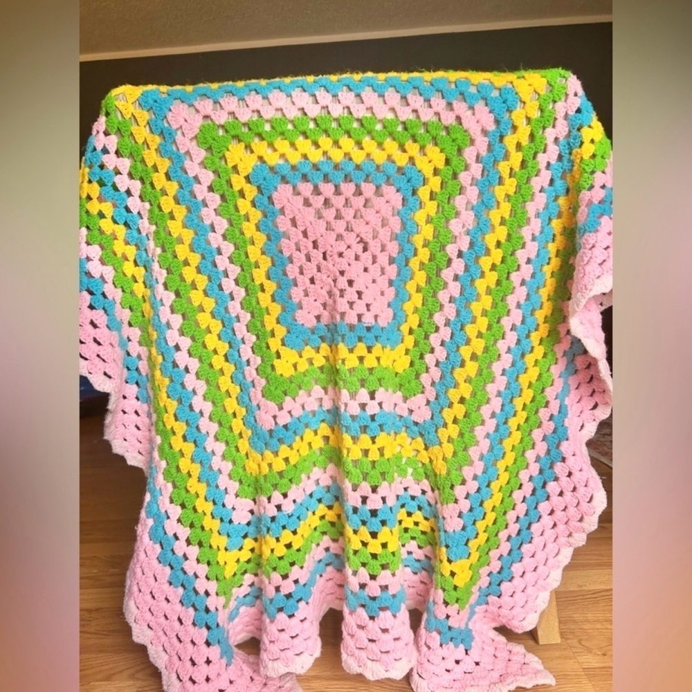 Vintage Crochet Granny Square Afghan Blanket Throw Pastel Colored Quilt - Picture 3 of 13